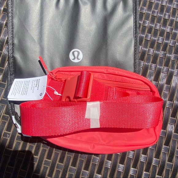 Last one Lululemon Everywhere Belt Bag Pale Raspberry NWT - Picture 8 of 9